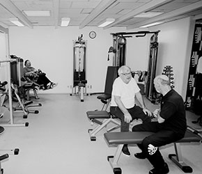Ældre mænd træner hos Fysioterapeuterne Kongensgade.