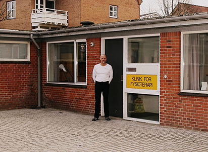 Fysioterapeut Henrik Christiansen og ejer af Fysioterapeuterne i Kongensgade står foran sin klinik i Hjørring.