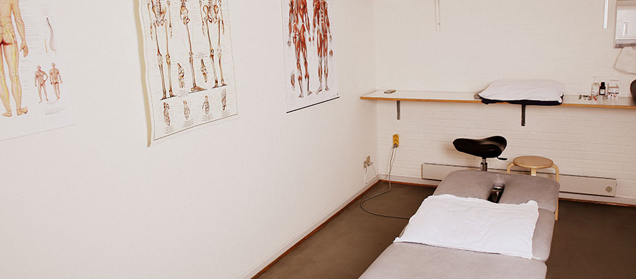 Behandlingsrum med massagebriks hos Fysioterapeuterne i Kongensgade.