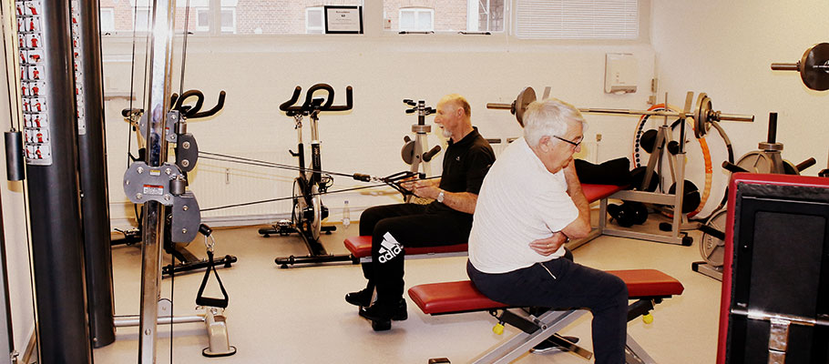 To ældre mænd træner hos Fysioterapeuterne Kongensgade.