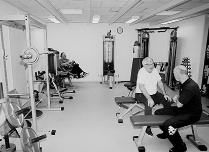 Ældre mænd træner hos Fysioterapeuterne i Kongensgade, Hjørring.